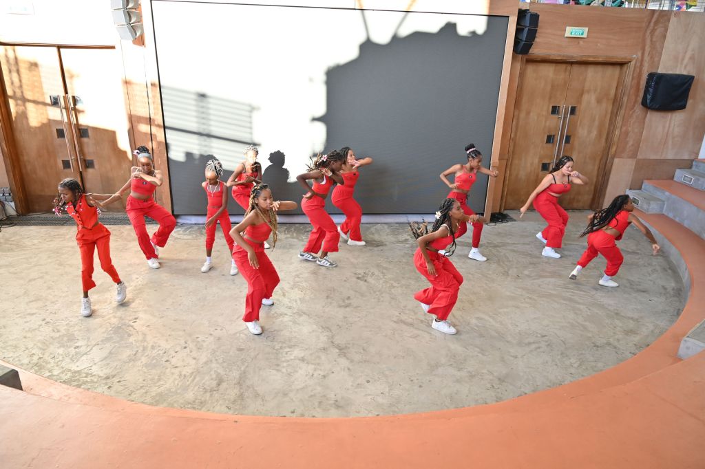 seychelles young dancers performing at institut francais maurice during the youth dance festival organized by Wake Up Session